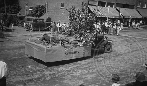 parade WWI float