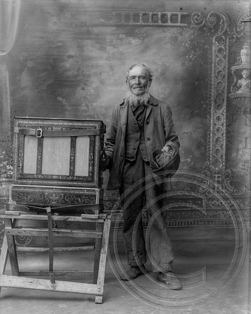 Organ grinder 1900