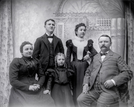 Wahoo family 1900 11x14 neg